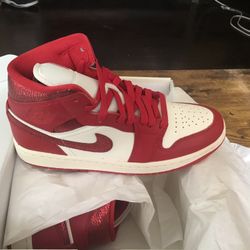 New Women’s Air Jordan 1 Mid size 9