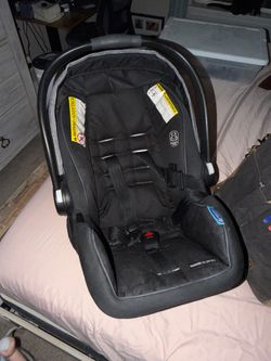 Graco Snugride 35 Lite DLX w/ 2 car bases
