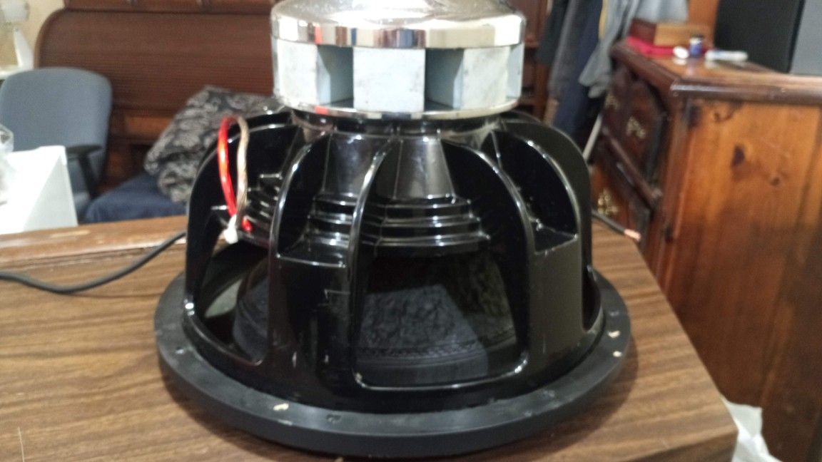 Sundown 15" Compact Neo V2 rear and hard to find. Dual .75 Ohm 2000 RMS. FREE DELIVERY