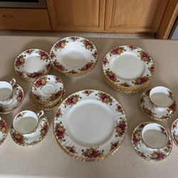 Royal Albert Country Rose (made In England) - Place Setting For 4