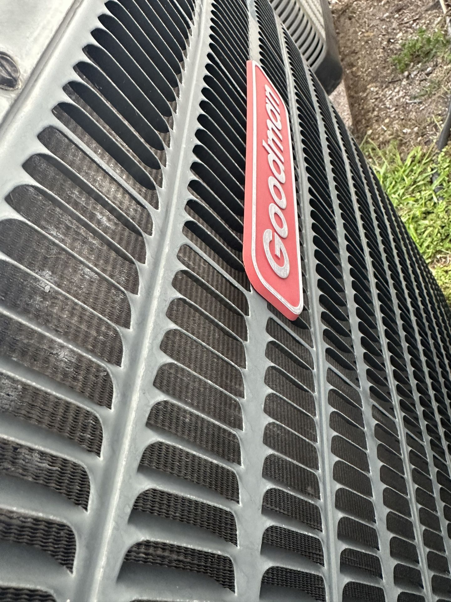 “Goodman 5 Ton AC Condenser GSX140601KD - Excelente Estado - ¡Lista para Instalar!”