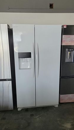 Frigidaire Side‑by‑Side Fridge – White, Ice/Water Dispenser