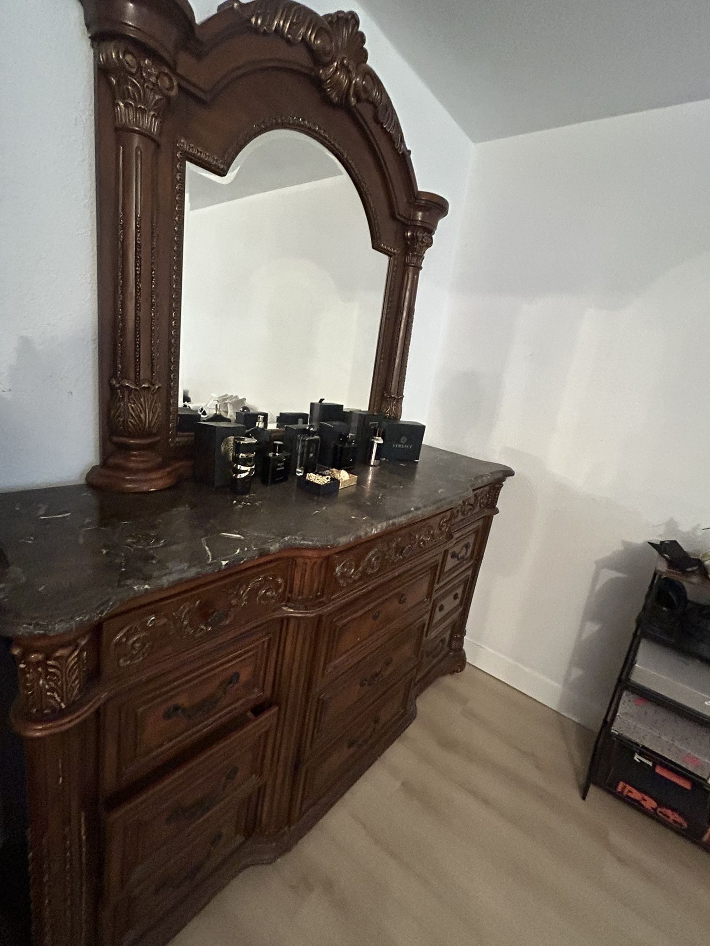 Dresser With Mirror Set