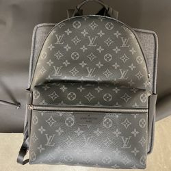 Louies Vuitton Discovery Backpack