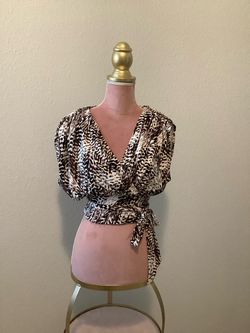 Express Women's leopard print crop top with puff sleeve size XS