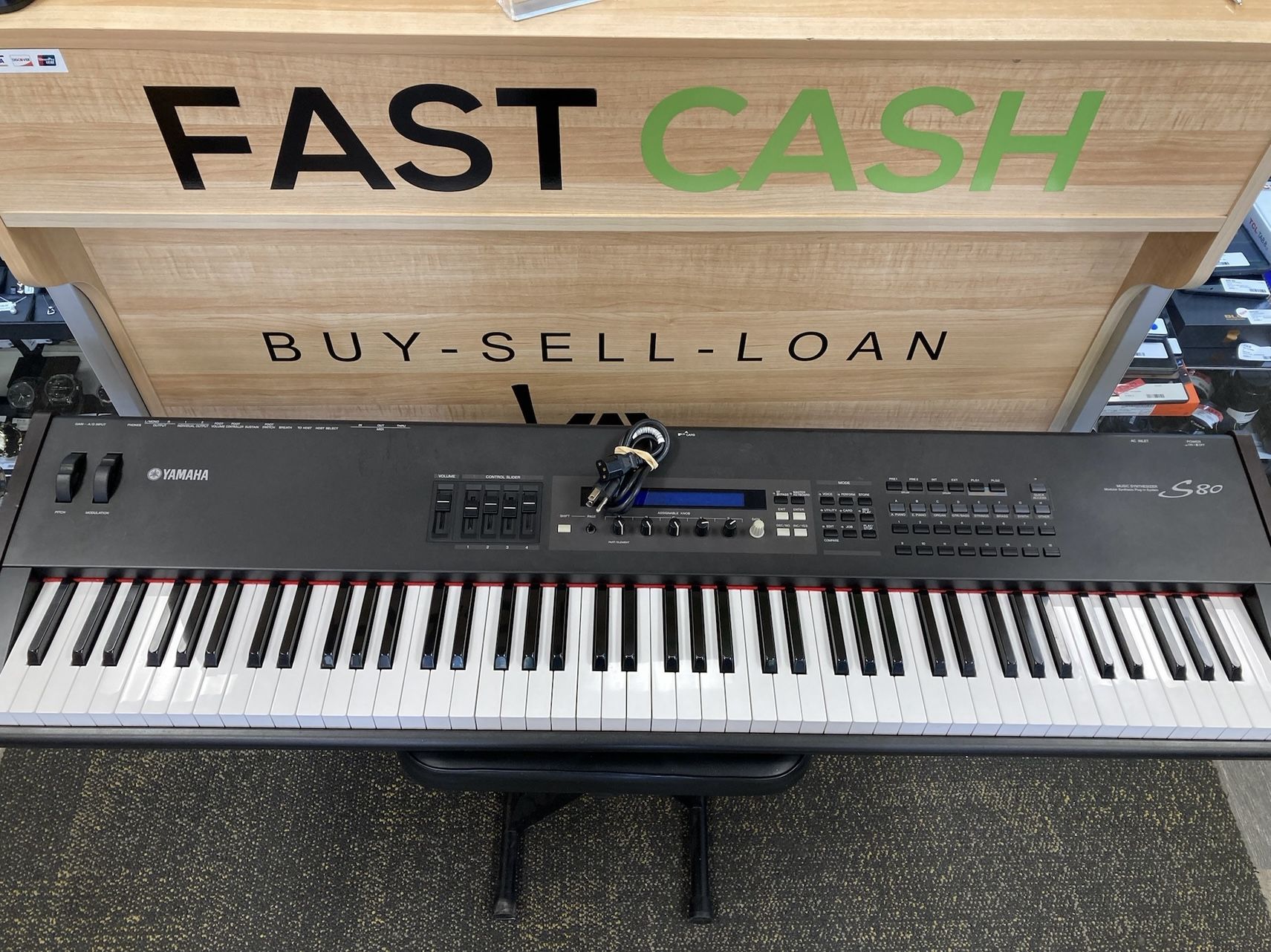 YAMAHA S80 88 Key Synthesizer Keyboard With CASE