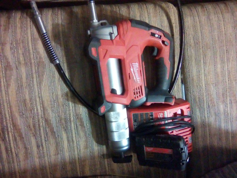 MILWAUKEE GREASE GUN, BATTERY AND CHARGER INCLUDED 