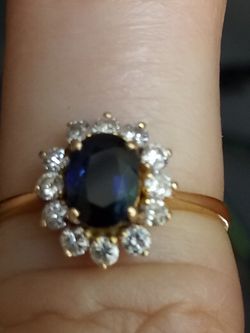 2ct blue Sapphire 21k gold ring. Round Diamonds