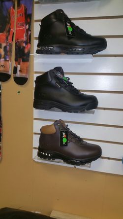 Mountain gear boots