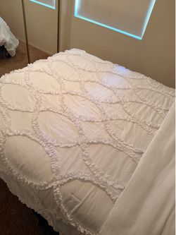 Queen White comforter with 2 matching pillow cases