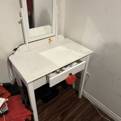 Desk, Books, iPad, Apple Pencil, calendar 