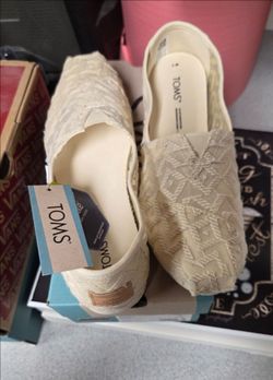 TOMS Lace Slip-On Flats
