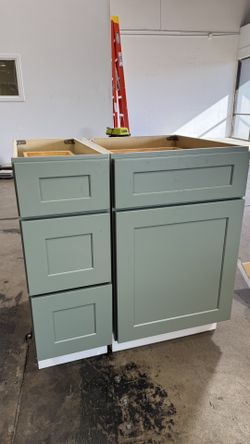 $69.9 Kitchen Cabinets •Green Shaker 