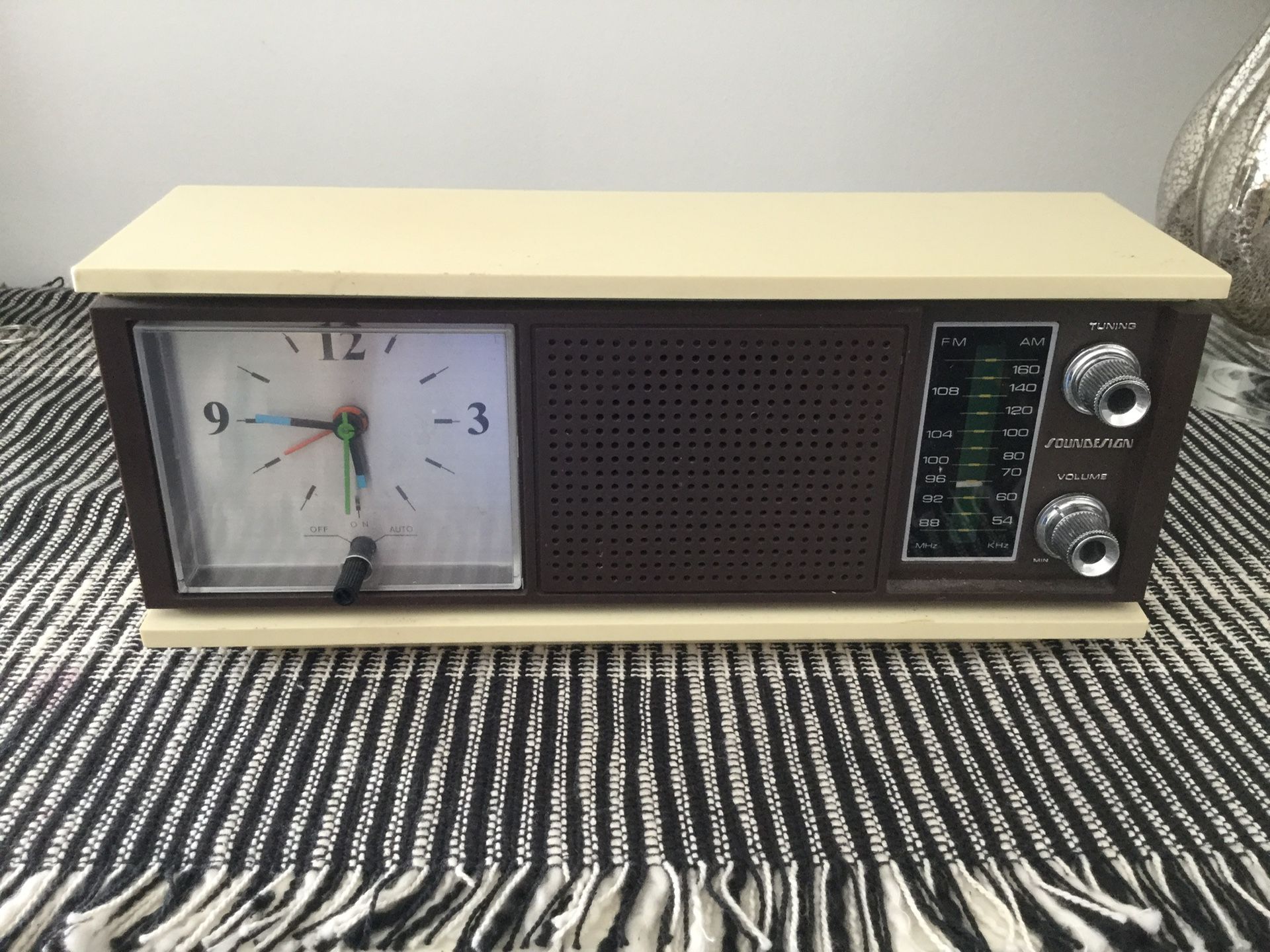 Soundesign Mid-Century Style AM/FM Clock Radio
