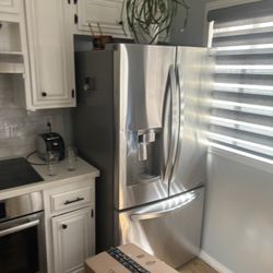 LG Refrigerator In Very Good Condition - Must Pick Up