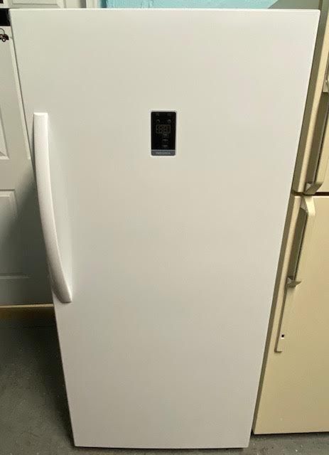 New Insignia upright freezer 13 cubic feet + free delivery