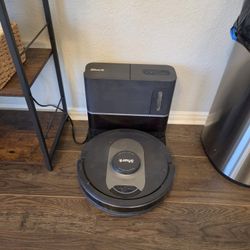 Robot Vacuum SHARK Brand