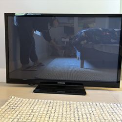 Samsung 43-Inch TV Like New with Adjustable Stand PN43E440A2FXZA Great Price