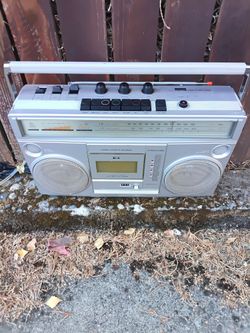 MAGOMERYWARD EIGHT TRACK BOOM BOX