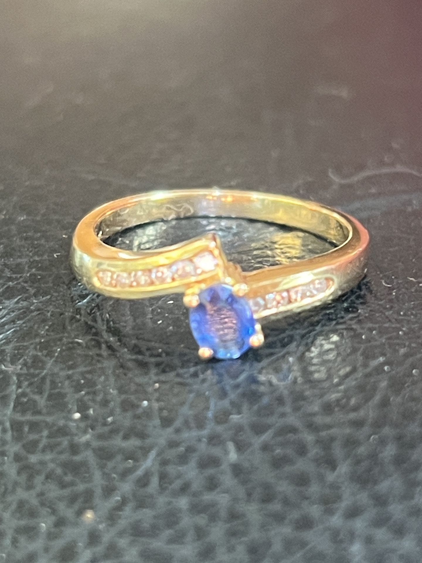 Gorgeous solid 18k yellow gold tanzanite ring