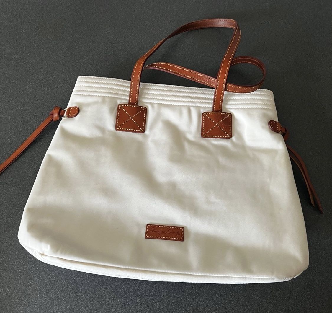 Dooney & Bourke shoulder bag never used like new condition large