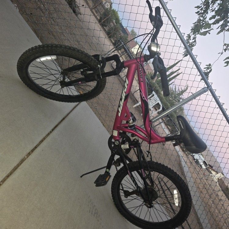 Hyper Bicycle 20" Girls Swift Mountain Bike in Magenta