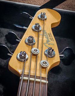 USA  5 Pro Fender professional  jazz bass V 5 string Sun burst 3 color tone with anvil case black