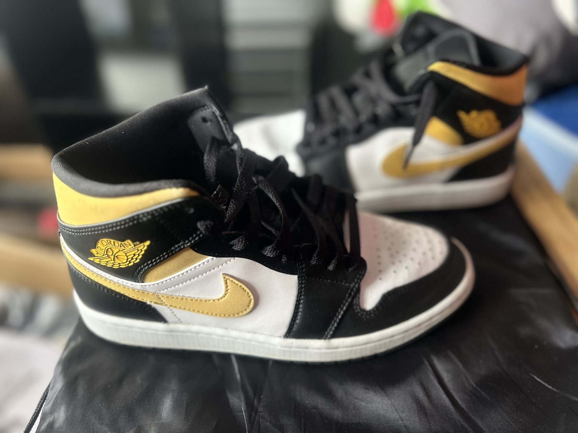 Nike Air Jordan 1 Mid “White Pollen Black”