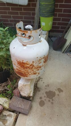 Propane gas tank, swap able at store.