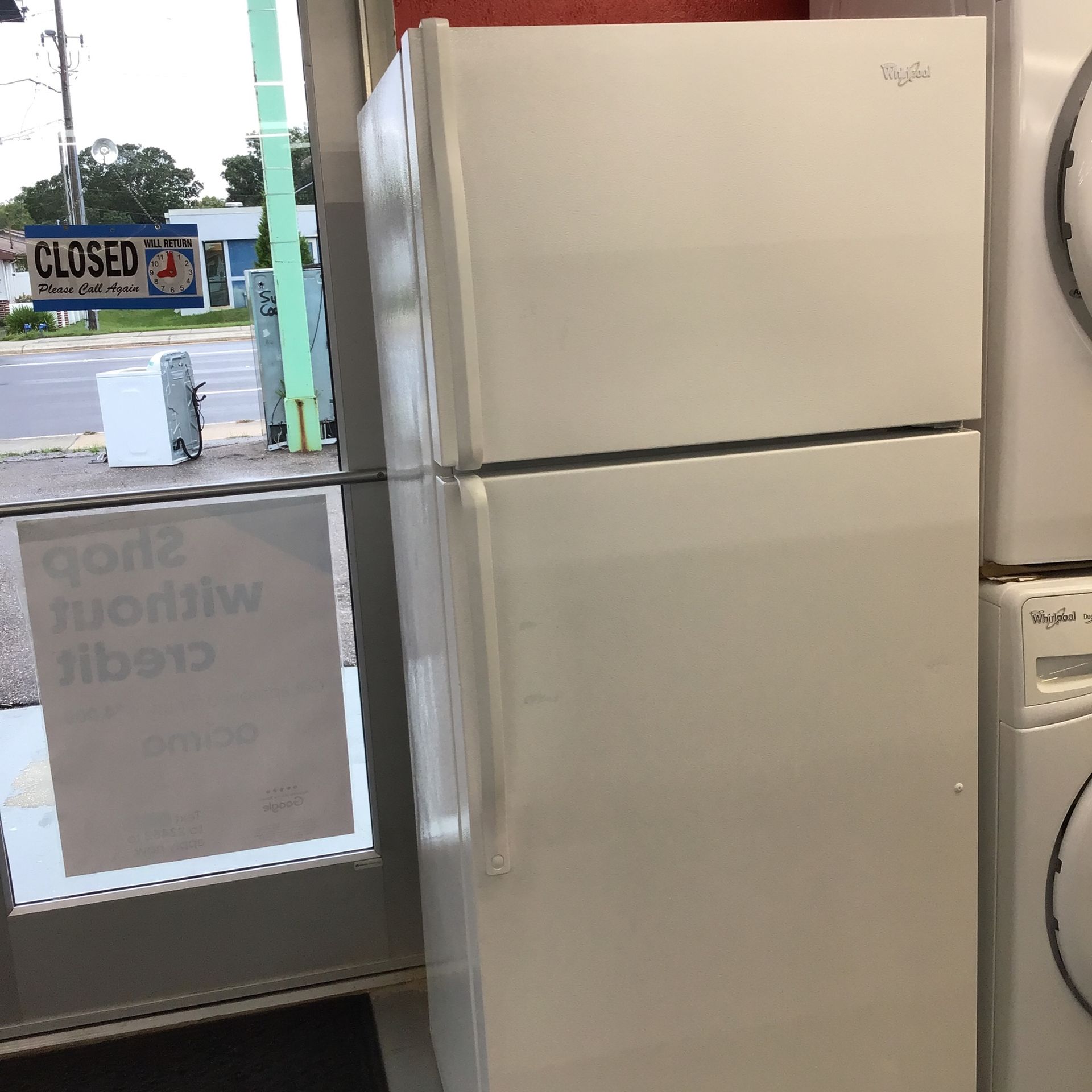 Whirlpool 16 Cu Ft Top And Bottom Fridge. 1 year Warranty 