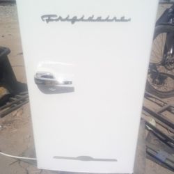 Frigidaire Retro Mini Fridge 