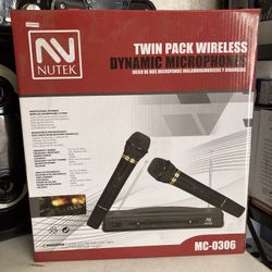 Dynamic Wireless microphone set  2 microphones included !  Compatible with any speaker system that has mic input - Brand New in box 