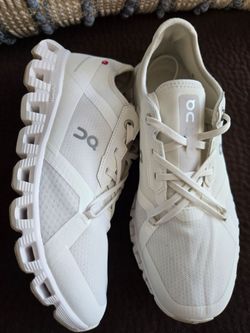 On Cloud Women's Size 8.5 Shoes