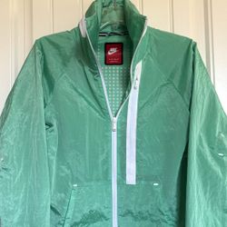 Nike tech aeroshileld Moto cape hoodie jacket green XS lightweight never been worn no tag