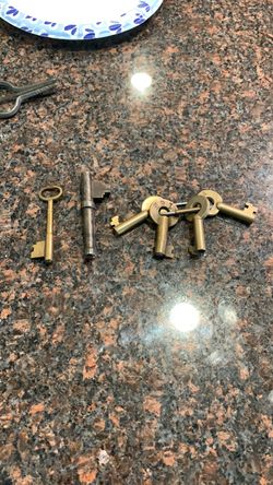 Antique skeleton key 4 and railroad switch keys and 1 barrel key 1 skeleton key