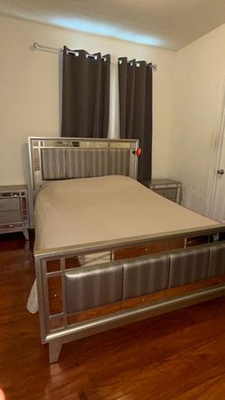 Queen bed and 2 nightstands