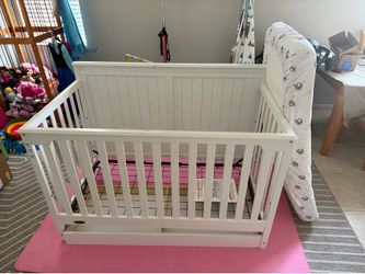 White Graco convertible crib w mattress ht