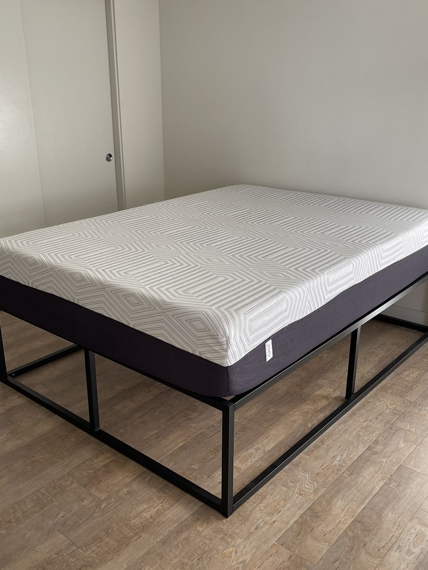 Sleepy’s Curve Queen Mattress + 18” Zinus metal frame