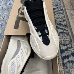 Yeezy 700 V3 Azael DS 9.5