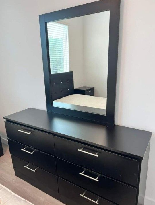 Dresser With Mirror 