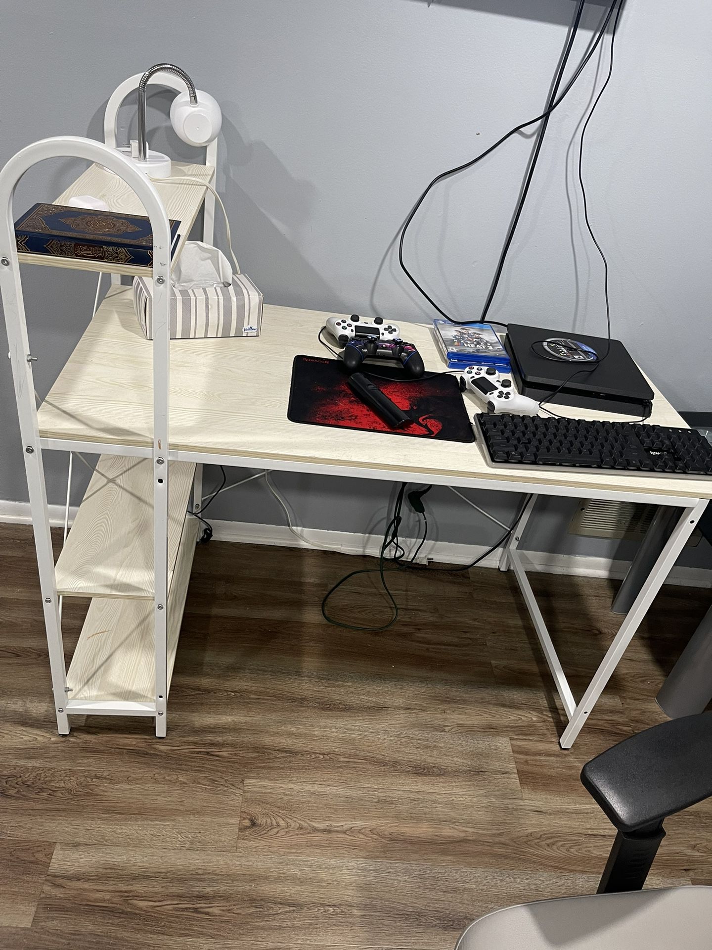 table desk with chair 