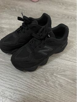 new balances all black