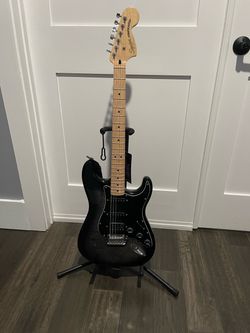 Squier Classic Vibe '70s Stratocaster HSS + Fender Mustang LT25 Amp & Accessories Bundle