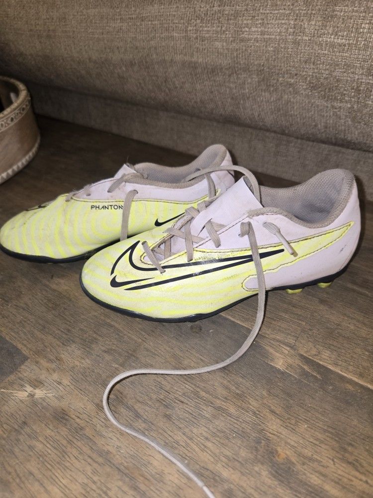 Nike Phantom Youth Soccer Cleats 