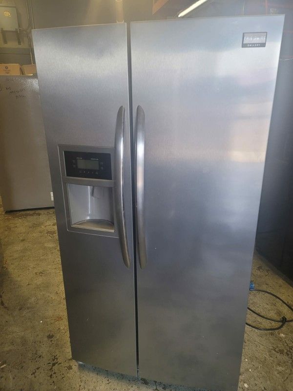 FRIGIDAIRE REFRIGERATOR