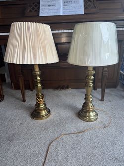 vintage American colonial-style solid brass table lamps features a stepped bell base with turned bobbin details and a classic pleated fabric shade. Th