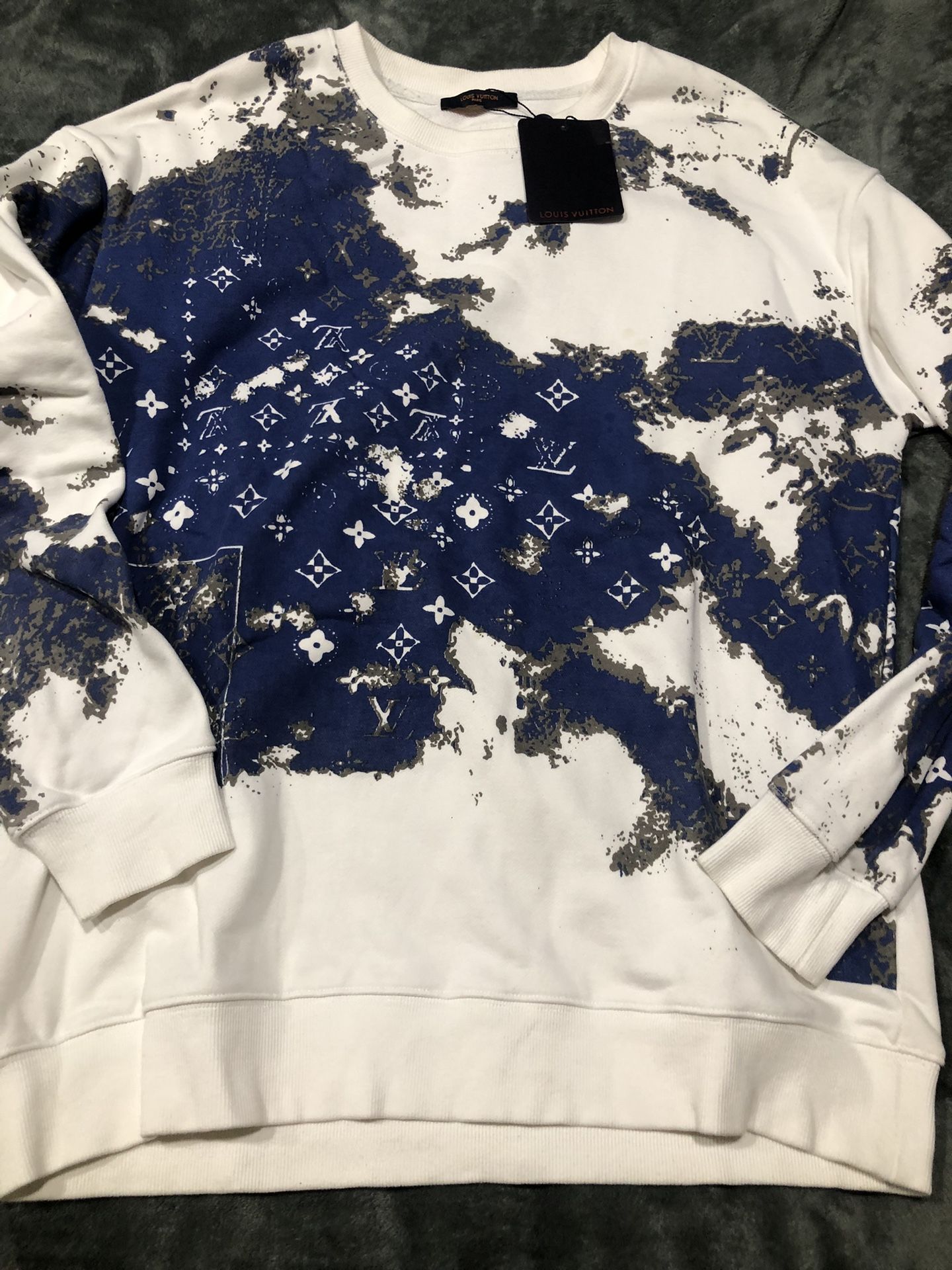 Sweatshirt.      M,l,   Only 