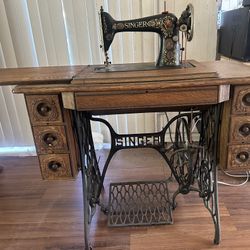 1913 Singer Sewing Machine In Cabinet 