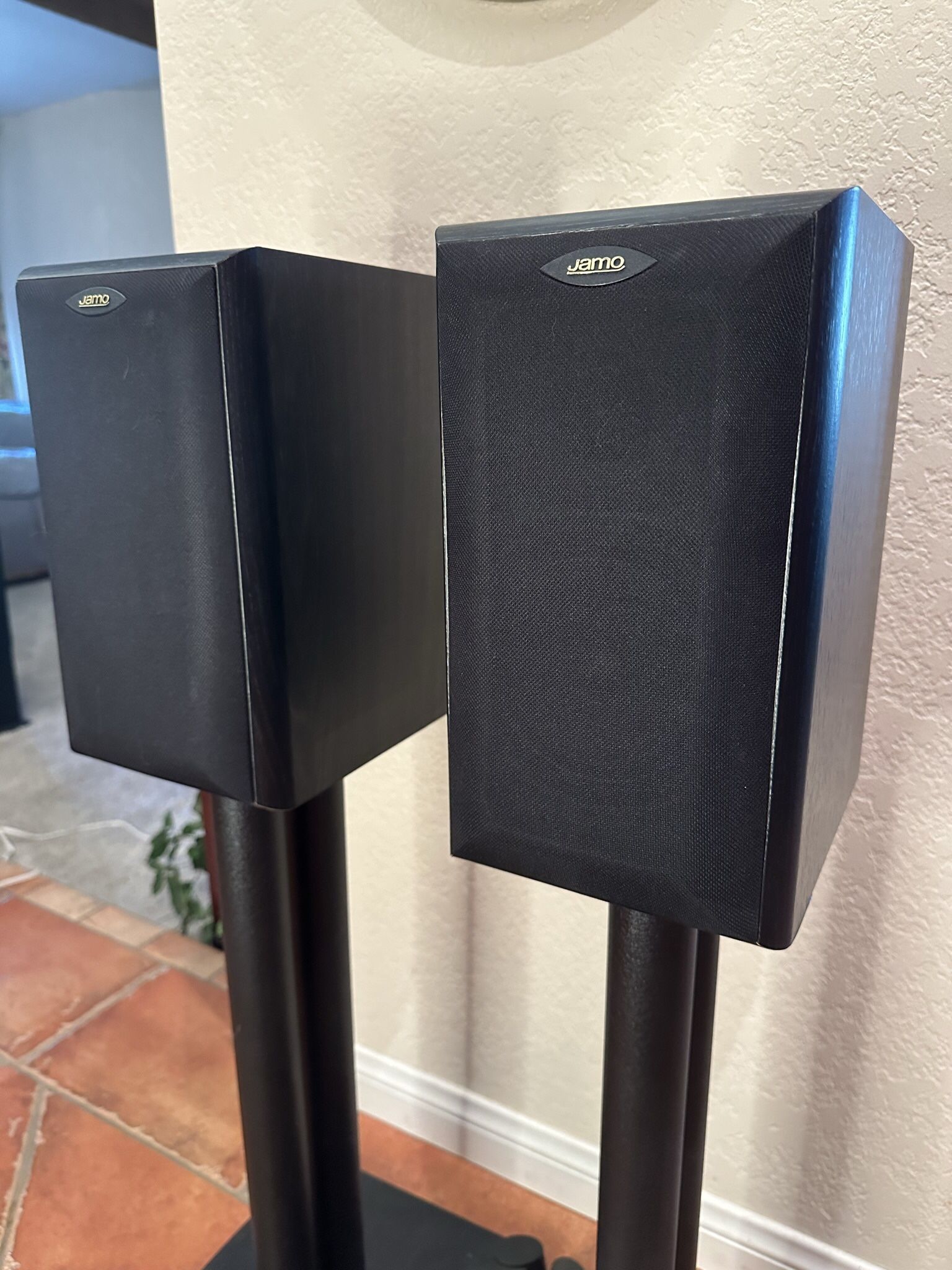 Jamo Bookshelf Speakers Plus Speaker Stands for Sale in Bakersfield, CA