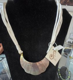 New Hand-made Shell Necklace. Made In Hawaii. PLEASE READ DESCRIPTION